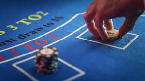 Tampilan antarmuka live casino dan slot online di ponsel dengan efek modern
